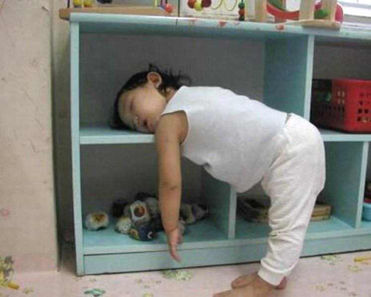 Hình ảnh một em bé mệt mỏi ngủ thiếp đi