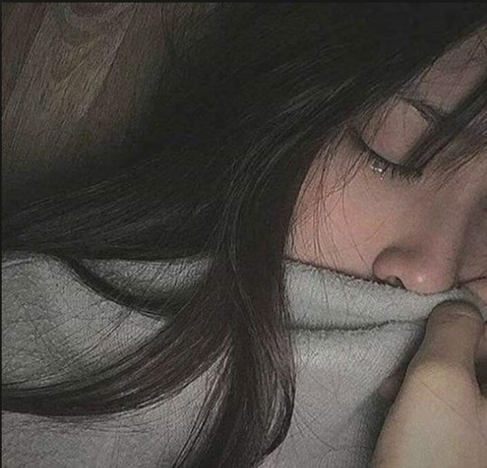 Cô gái khóc vì mệt mỏi trong tình yêu, cuộc sống