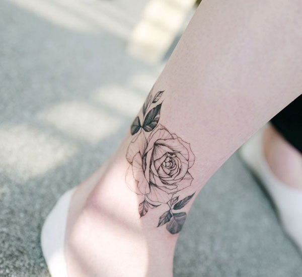 Hình xăm hoa hồng ở cổ chân