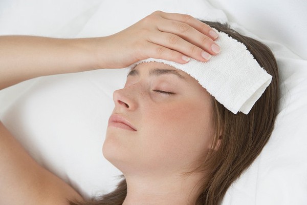 Chữa đau đầu bằng chườm nóng hoặc khăn lạnh