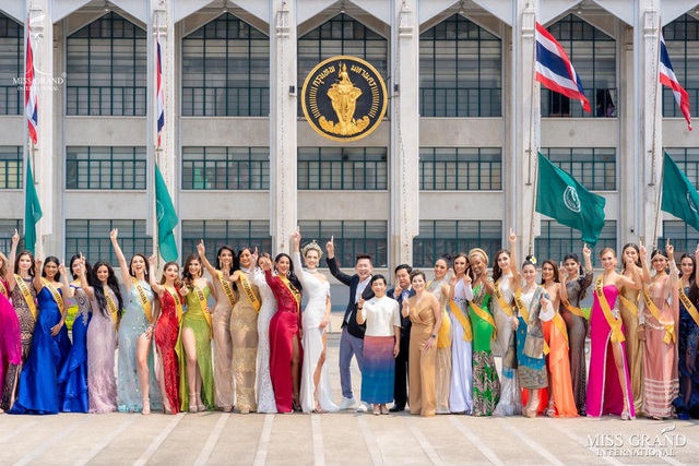 Hoa hậu Campuchia phải học khóa huấn luyện trình diễn áo tắm