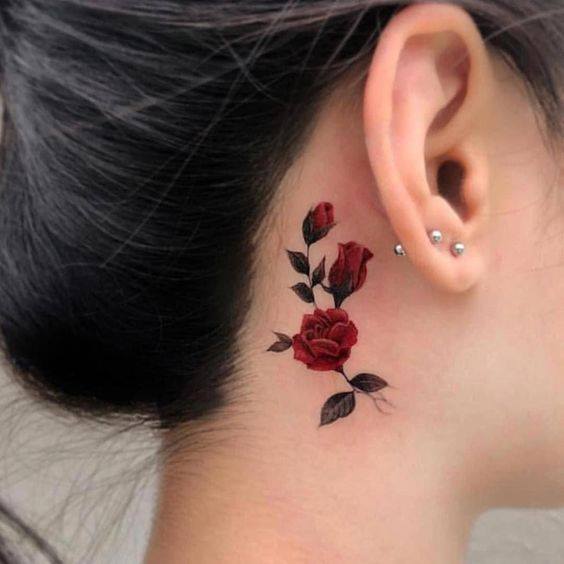 Hình xăm hoa hồng ở cổ và mang tai