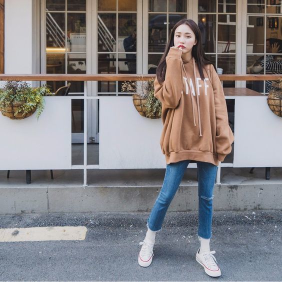 Quần jeans kết hợp cùng áo hoodie là lựa chọn không nên bỏ qua