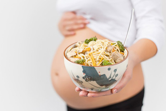 Mẹ bầu sau sinh ăn mì tôm được không