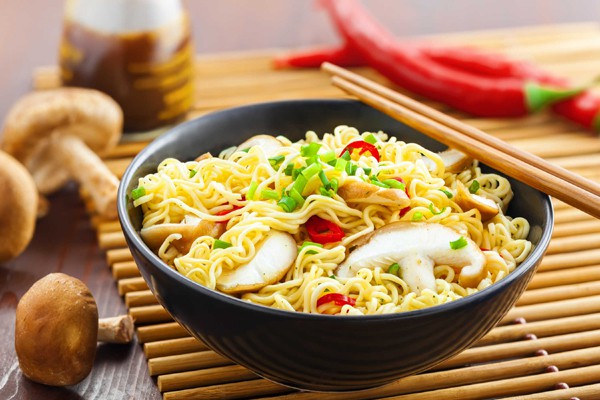 Tác hại của mì tôm với mẹ bầu sau sinh